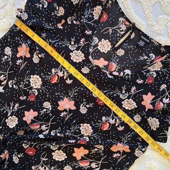 Torrid Plus Size 1 Top Black Floral Pattern Short Sleeves High Low Pleat - Picture 5 of 10